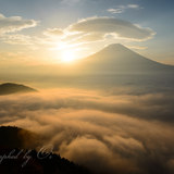 湯之奥猪之頭林道より富士山と雲海とご来光の写真 「大地が魅せる」
