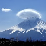 笠雲と富士山（富士吉田市）の写真 「悠々自適」