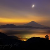 七面山の夜景と雲海の写真 「Midnight Show」