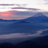 櫛形山から朝焼けの富士山の写真 「紅光が射す」