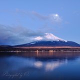 山中湖の逆さ富士と月の写真 「ともに明ける」