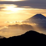赤石岳からご来光と富士山の写真 「光の導き」