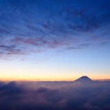 櫛形山の雲海と富士山の写真 「寸前の光」