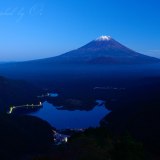 精進峠の夕暮れの富士山の写真 「秋空暮れて」
