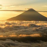櫛形山から雲海と富士山の写真 「染まりし雲上の朝」