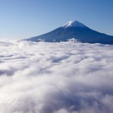 新道峠の大雲海と富士山の写真 「雨上がりの大海原」