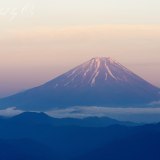 甘利山からの赤富士と夕焼けの写真 「夕暮れのグラデーション」