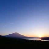 パノラマ台から望む富士山と山中湖の夕暮れの写真 「grateful ending」