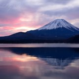 本栖湖の朝焼けと逆さ富士の写真 「色めきの世界」