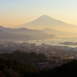 日本平の朝の富士山の写真 「光に満ちて」