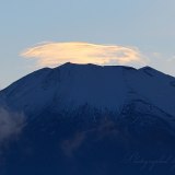 オレンジ色の彩雲と富士山の写真 「夕光の彩雲」