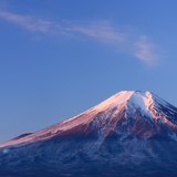 高座山より望む朝焼けの富士山の写真 「紅雲流れ」