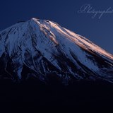 鳴沢村から望む夕暮れの紅富士の写真 「西は紅く」