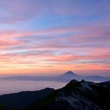観音岳より望む朝焼けと富士山の写真 「夏空焼け渡る」