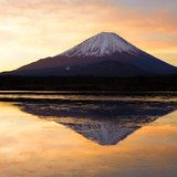 精進湖より望む朝焼けと逆さ富士の写真 「橙を纏い」