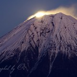佐野峠から望むパール富士（月と富士山）の写真 「残照に出づ」