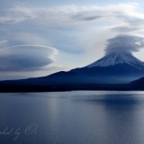 富士山の笠雲と吊るし雲の写真 「天空渦巻く」