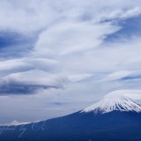 新道峠の吊るし雲と笠雲の写真 「風に乗って」