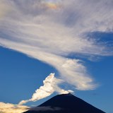 田貫湖から望む富士山とタンジェントアークの写真 「天頂の虹」