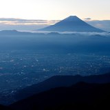 甘利山から望む夜明けの富士山と夜景の写真 「夜明けに佇む」