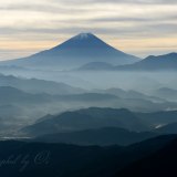 櫛形山の山並みと富士山の写真 「ほとぼり山並み」