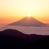 南アルプス小河内岳より望む雲海とダイヤモンド富士の写真 「導きの光」