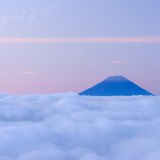 国師ヶ岳の雲海と朝焼けの写真 「雲上ひとすじ」
