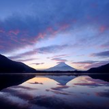 精進湖から見る朝焼けと富士山の写真 「夜明けの奏」