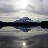 精進湖の逆さ富士の写真 「鏡の世界」