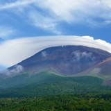 水ヶ塚公園より望む笠雲の富士山（夏）の写真 「夏休みの白帽子」