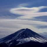 富士河口湖町より望む彩雲と富士山の写真 「彩雲乱舞」