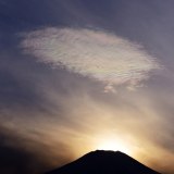 彩雲とダイヤモンド富士の写真 「虹を浮かべて」