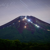 梨ヶ原から富士山、人文字のバルブ撮影の写真 「繋がるヒカリ」