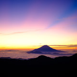 南アルプス・赤石岳山頂より夜明けの富士山と雲海の写真 「最後の朝」