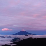 雁ヶ腹摺山から朝焼けの富士山の写真 「色づく空」
