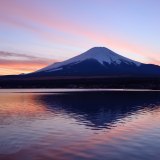 山中湖からの夕焼けと富士山の写真 「色づきの背中」