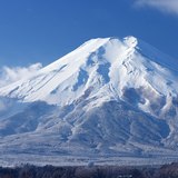 富士吉田市より望む白い富士山の写真 「白き富士」