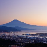 日本平からの夜明けの富士山の写真 「白き3776m」