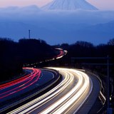 北杜市・中自動車道の光跡と富士山の写真 「往來弧を描いて」