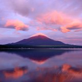 山中湖の赤富士と朝焼けの写真 「超越の色」