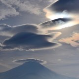 山中湖と笠雲と吊るし雲の写真 「天空彩遊」