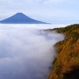 三つ峠の紅葉と雲海の写真 「天空の秋」