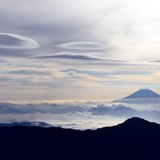 赤石岳から吊るし雲と富士山の写真 「空の遊び場」
