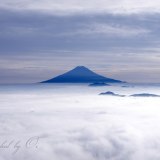 雁ヶ腹摺山の雲海と富士山の写真 「輝く大海原」