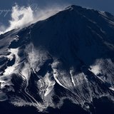 鳴沢村より望む斜面の光る富士山（銀富士）の写真 「睨み」