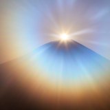 朝霧高原より望むダイヤモンド富士の写真 「光の向こうへ」