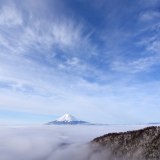 三つ峠の大雲海と富士山の写真 「雲遊ぶ舞台」