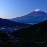 御坂峠・富士見橋から夜明けの富士山の写真 「澄んだ朝」