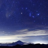 赤石岳から望む富士山とオリオン座の写真 「オリオンの旅」