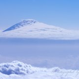 北岳より望む笠雲の富士山の写真 「雲、押し寄せる」